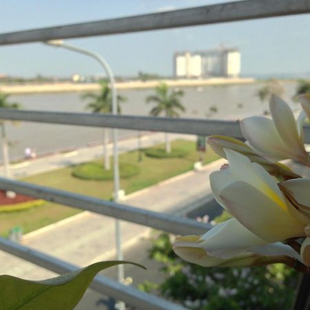 New Season Riverside Hotel Phnom Penh Exteriör bild
