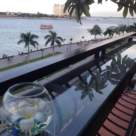 New Season Riverside Hotel Phnom Penh Exteriör bild