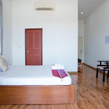 New Season Riverside Hotel Phnom Penh Exteriör bild