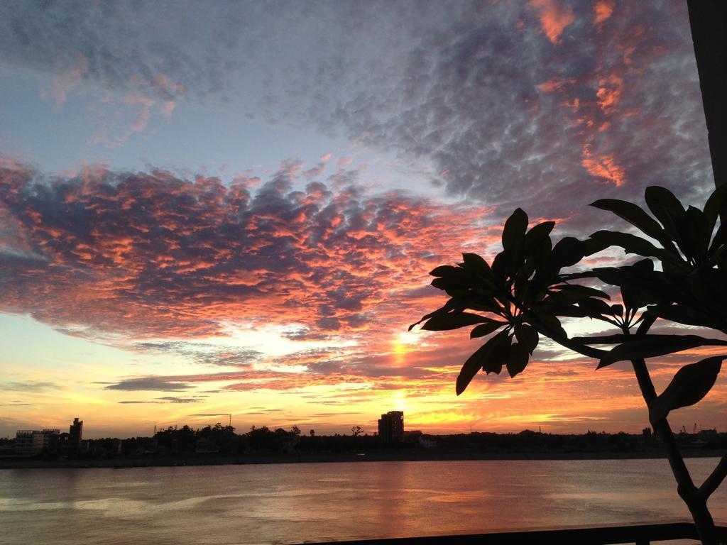 New Season Riverside Hotel Phnom Penh Exteriör bild