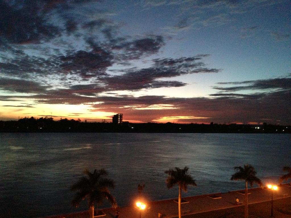 New Season Riverside Hotel Phnom Penh Exteriör bild