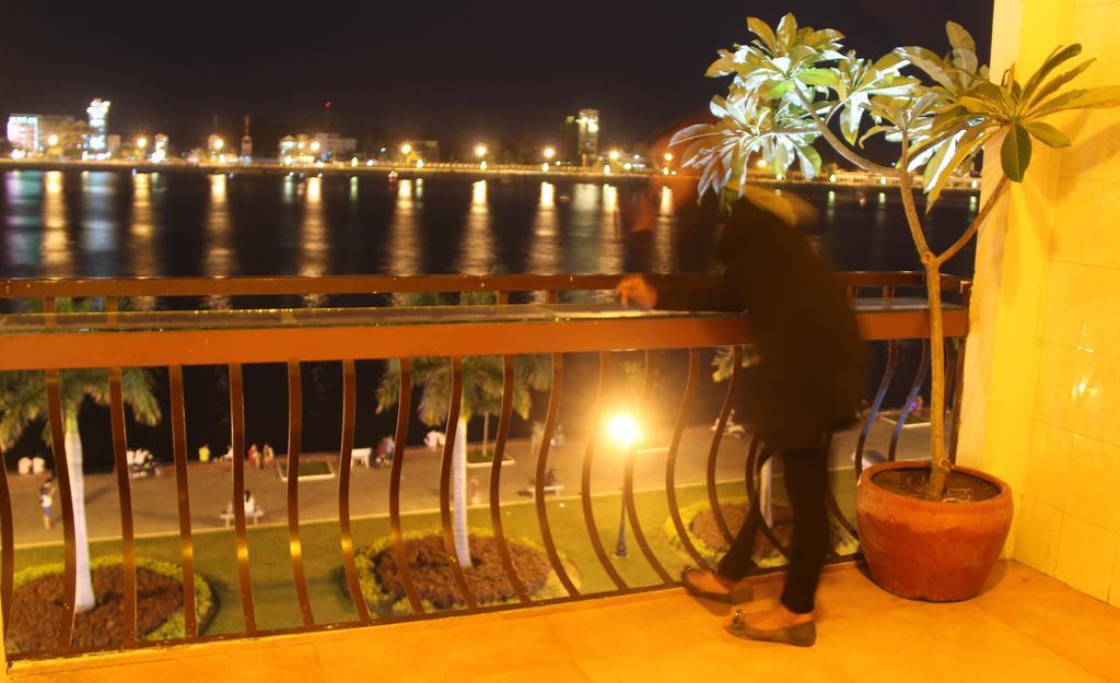New Season Riverside Hotel Phnom Penh Exteriör bild