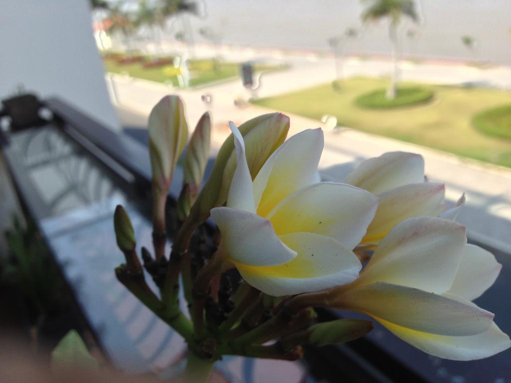New Season Riverside Hotel Phnom Penh Exteriör bild
