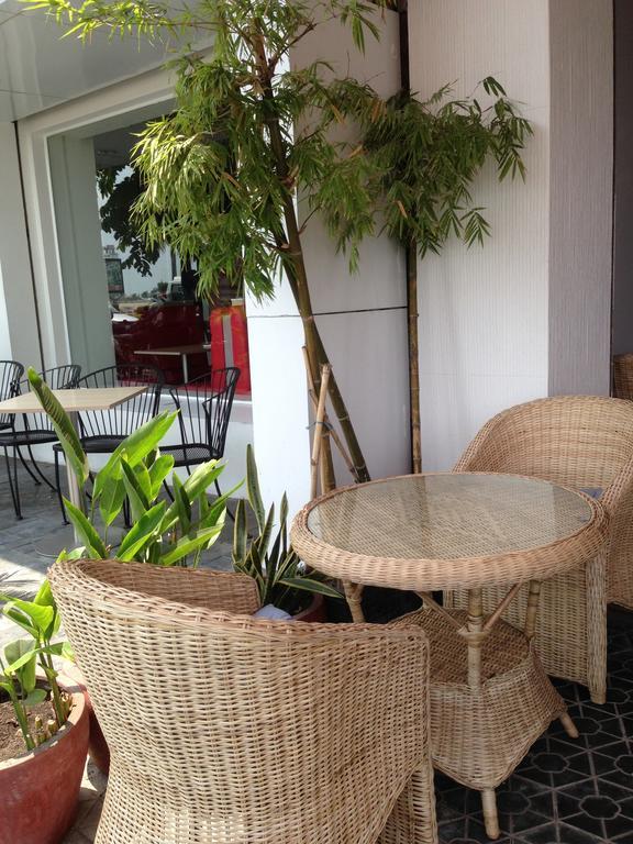 New Season Riverside Hotel Phnom Penh Exteriör bild