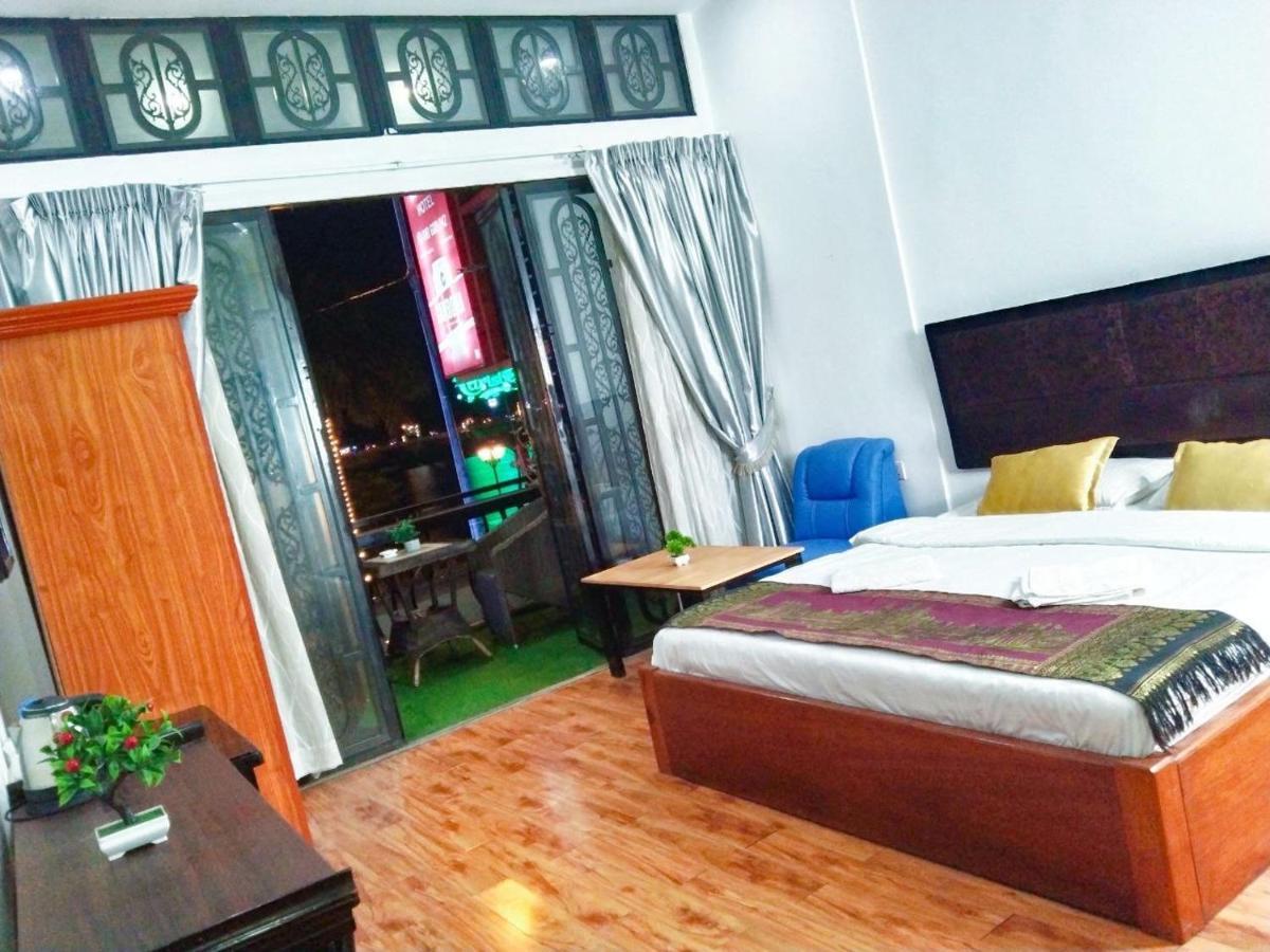 New Season Riverside Hotel Phnom Penh Exteriör bild