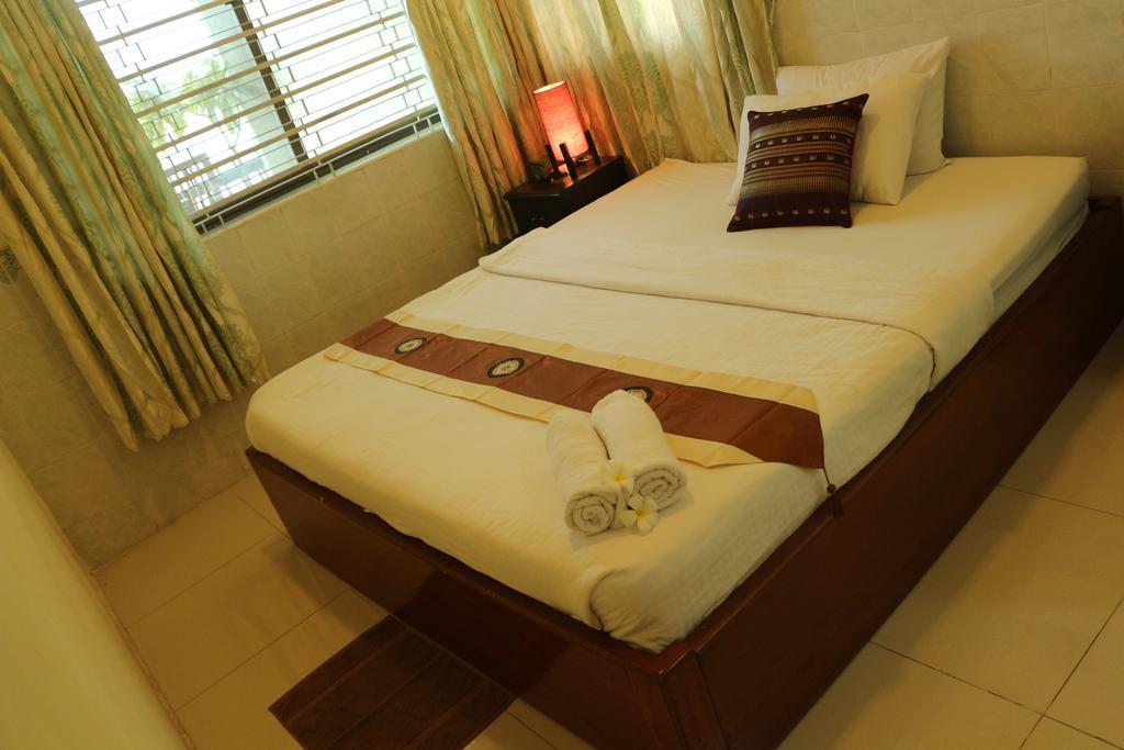 New Season Riverside Hotel Phnom Penh Rum bild