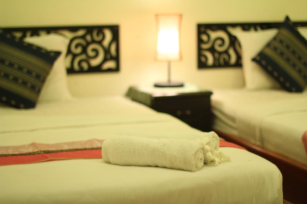 New Season Riverside Hotel Phnom Penh Rum bild