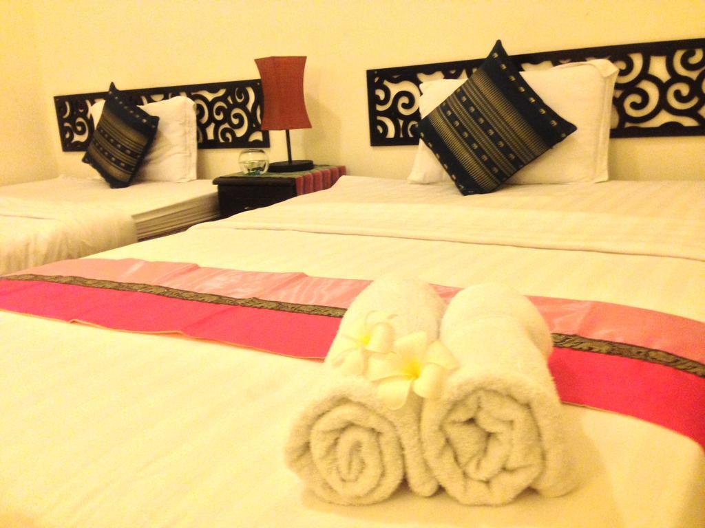 New Season Riverside Hotel Phnom Penh Rum bild