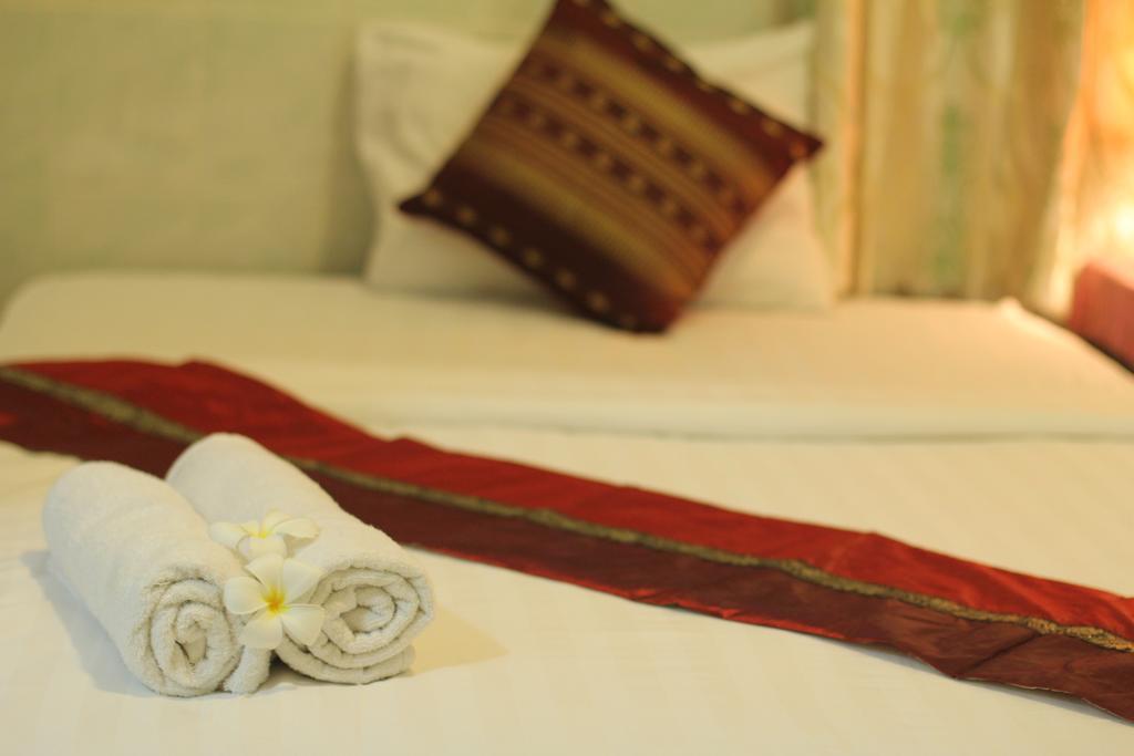 New Season Riverside Hotel Phnom Penh Rum bild