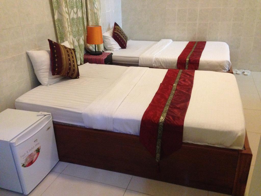 New Season Riverside Hotel Phnom Penh Rum bild