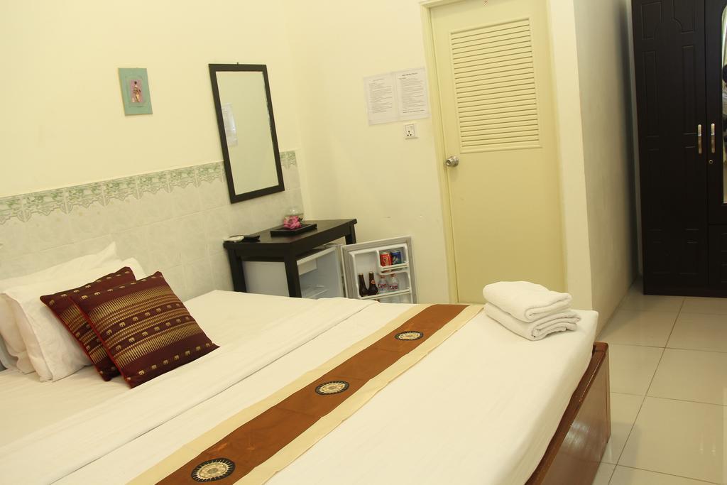 New Season Riverside Hotel Phnom Penh Rum bild