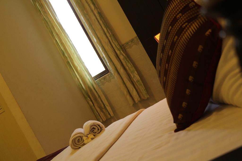 New Season Riverside Hotel Phnom Penh Exteriör bild