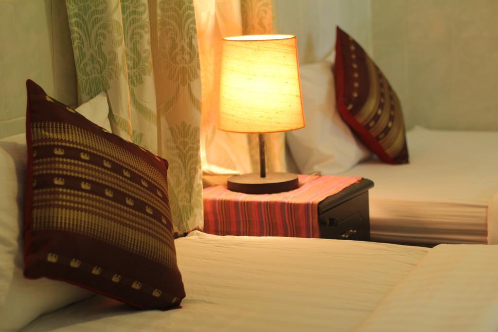 New Season Riverside Hotel Phnom Penh Rum bild