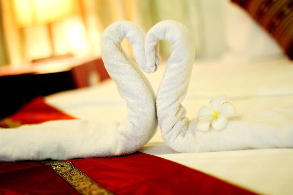 New Season Riverside Hotel Phnom Penh Rum bild