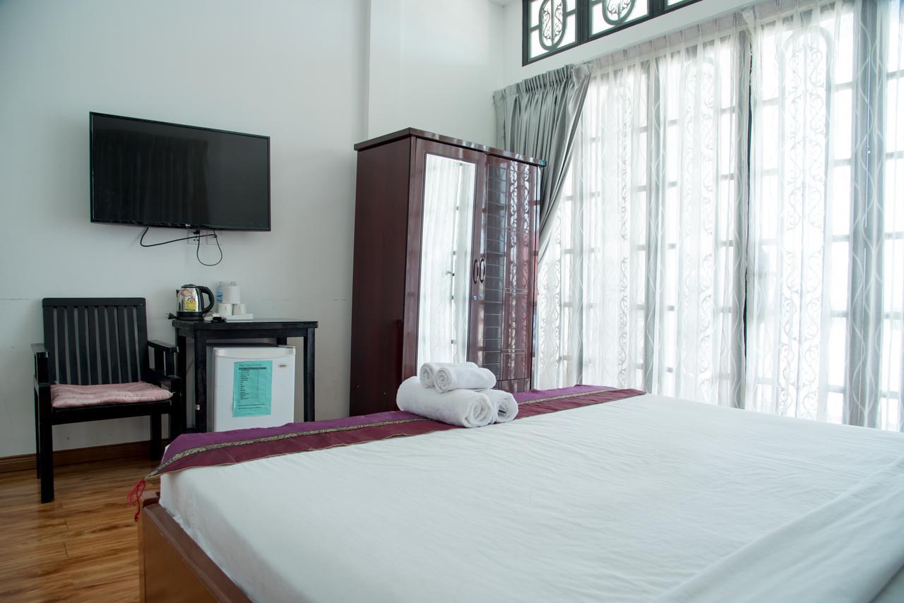 New Season Riverside Hotel Phnom Penh Exteriör bild